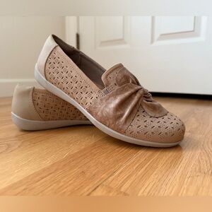 Earth Origins Finley Flats Tan Cutout Slip-On Comfort Shoes Size 9